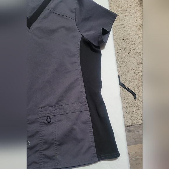 Scrub Star Womens Black And Dark Gray Scrub Top. Size Small - Picture 6 of 7